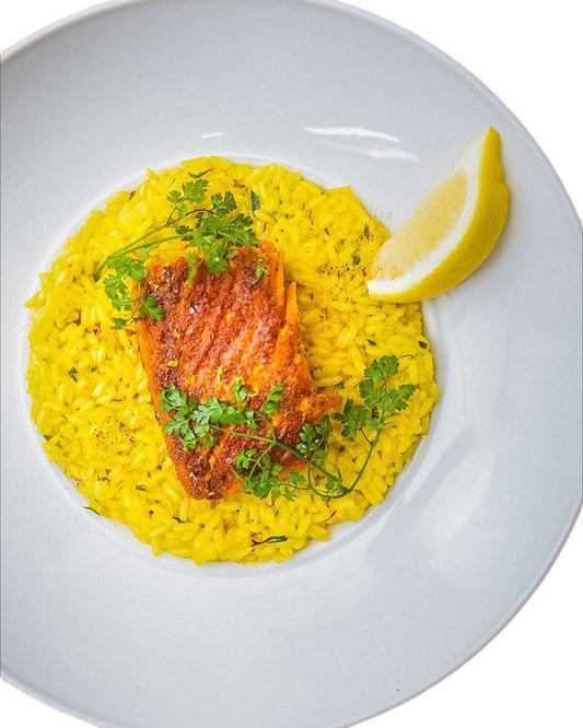 Vegan salmon filet with saffron rice – plant-based seafood by Offbeast x Oshi